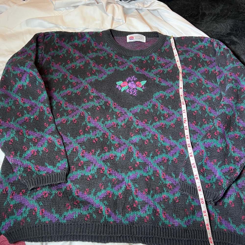 Vintage Women’s Black and Purple Sweater